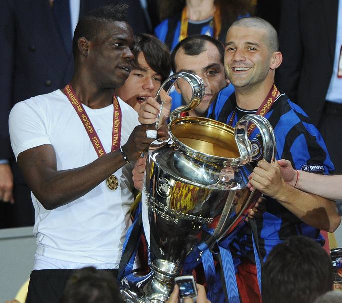 Il momento pi bello della carriera di Chivu all&#39;Inter arriva il 22 maggio 2010 con la conquista della Champions: qui Cristian solleva il trofeo con Balotelli. Ansa